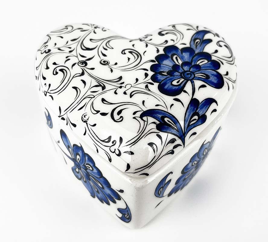 Blue Lotus Heart-Shaped Ceramic Keepsake Box with Golden Horn Ornamentation - 1
