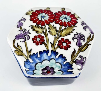 Boîte hexagonale en céramique entièrement réalisée à la main, décorée de fleurs rouges, bleues, violettes, turquoise et vertes. Pour bijoux, souvenirs et petits objets. - Çini Evi