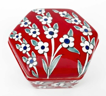 Boîte Hexagonale en Céramique « Jardin de Marguerites » sur Fond Rouge - Çini Evi