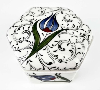 Boîte Hexagonale en Céramique à Tulipe Bleue & Motifs Haliç - Çini Evi