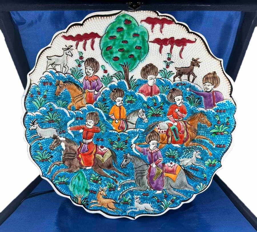 El Yapımı Minyatürlü İznik Çini Tabak – Osmanlı Av Sahnesi (30 cm) - 1