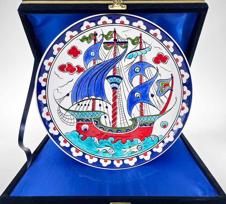 Galion aux Voiles Bleues – Assiette Décorative en Céramique d’İznik - 1