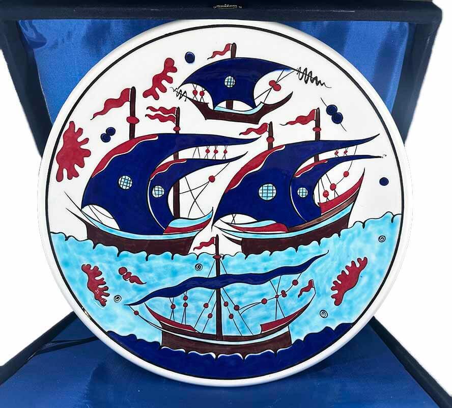 Gemili İznik Çini Tabak 30 cm – El Yapımı Osmanlı Yelkenli Motif - 1