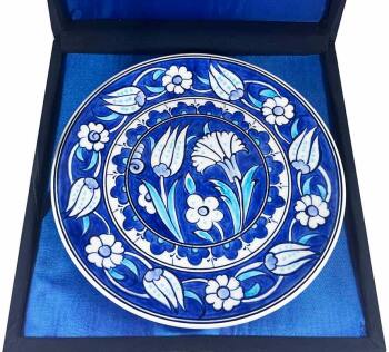 İznik Çini Tabak | Mavi Lale ve Karanfil Desenli 18 cm - Çini Evi (1)