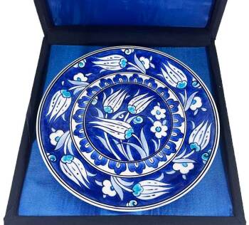 İznik Çini Tabak | Mavi Beyaz Lale Bahçesi Desenli 18 cm - Çini Evi (1)