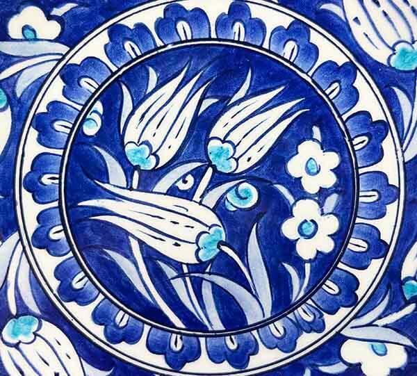 İznik Çini Tabak | Mavi Beyaz Lale Bahçesi Desenli 18 cm - 3