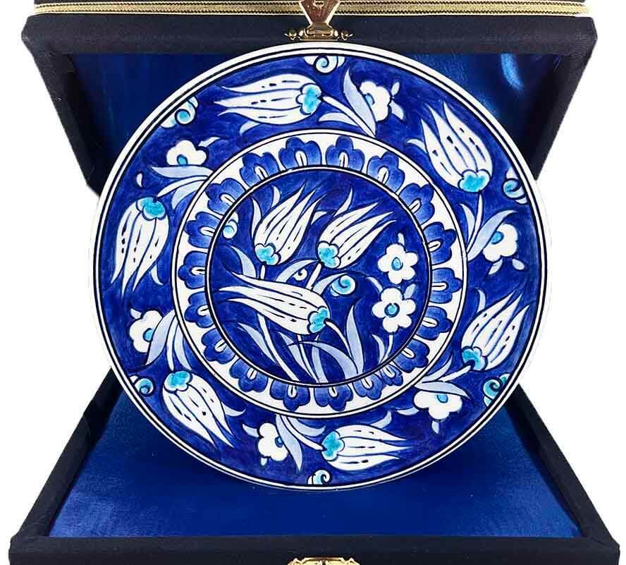 İznik Çini Tabak | Mavi Beyaz Lale Bahçesi Desenli 18 cm - 1