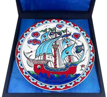 İznik Çini Tabak | Turkuaz Yelkenli Kalyon Motifi 18 cm - Çini Evi (1)