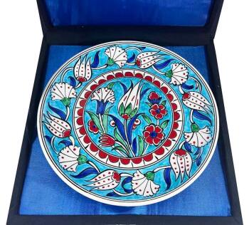 İznik Çini Tabak | Turkuaz Zeminli Lale ve Karanfil Desenli 18 cm - Çini Evi (1)