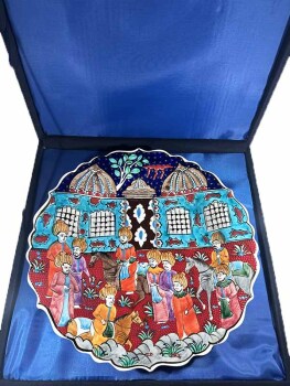 Minyatürlü İznik Çini Tabak – Medrese Avlusu (30 cm) - 3