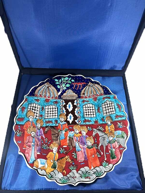 Minyatürlü İznik Çini Tabak – Medrese Avlusu (30 cm) - 3