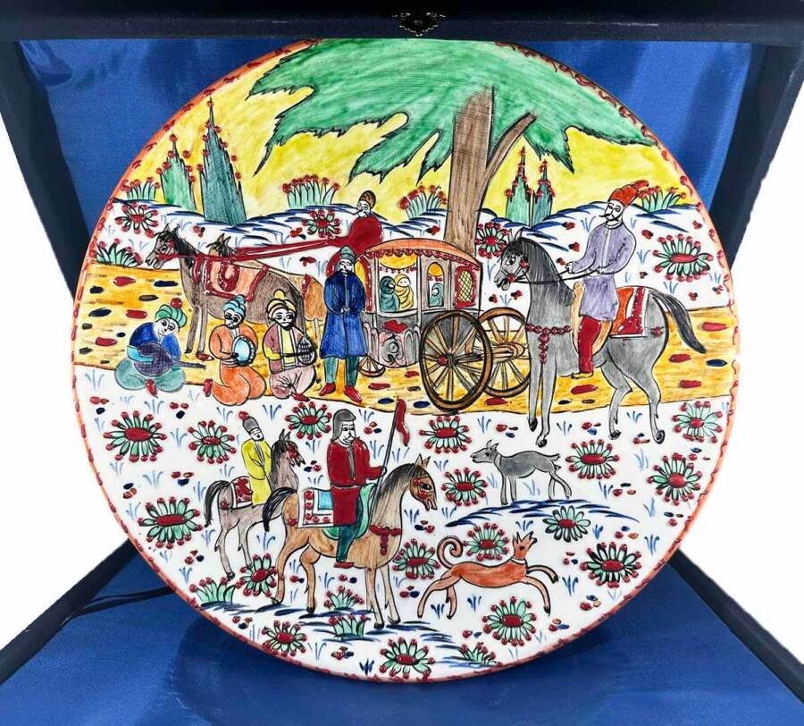 Minyatürlü İznik Çini Tabak – Saray Araba Alayı (30 cm) - 1