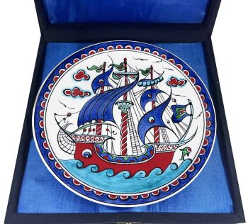 İznik Çini Tabak | Osmanlı Denizci Kalyon Motifli 18 cm - Çini Evi (1)