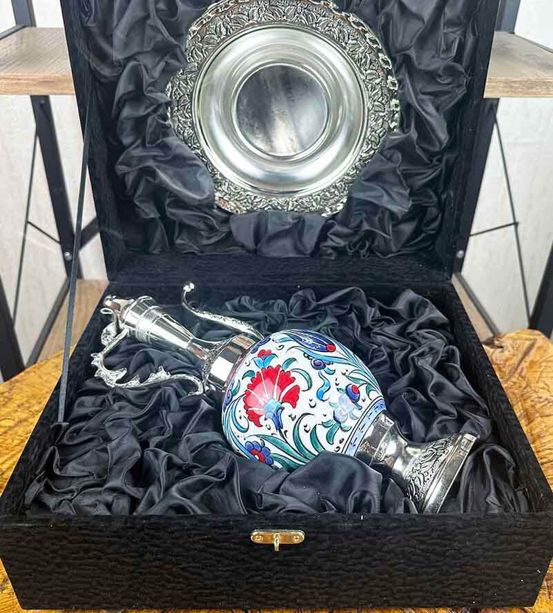 Kırmızı Karanfil Zarafeti – Gümüş Kaplama İznik Çini İbrik Seti - 2