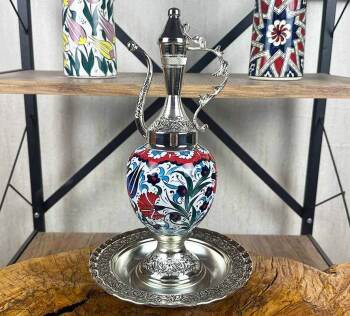 زهور التوليب والقرنفل الإزنيقية – طقم إبريق خزفي مطلي بالفضة - Çini Evi
