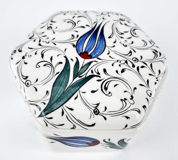 Souvenir aus der Türkei – Sechseckige Keramikdose mit Blauer Tulpe - Çini Evi