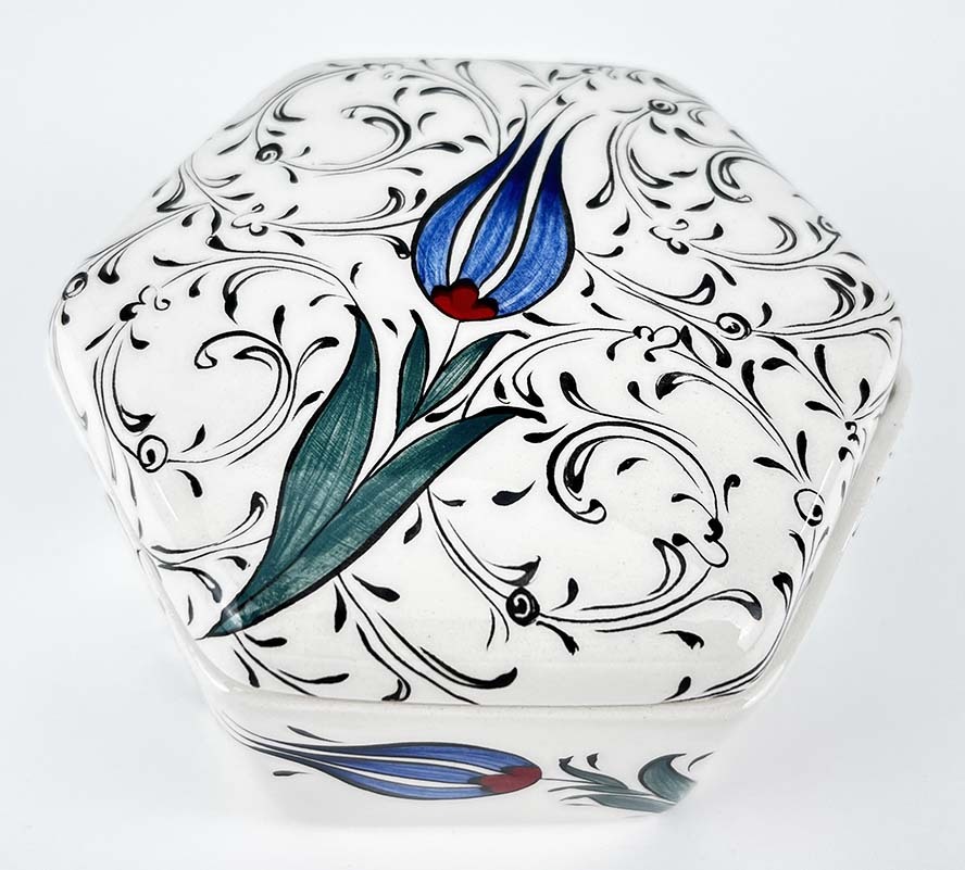 Souvenir aus der Türkei – Sechseckige Keramikdose mit Blauer Tulpe - 1