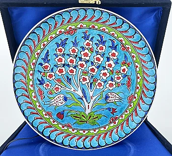 Yaşamın Sonsuzluğu: Turkuaz Zeminli Hayat Ağacı Motifli 25 cm İznik Çini Tabak - 1