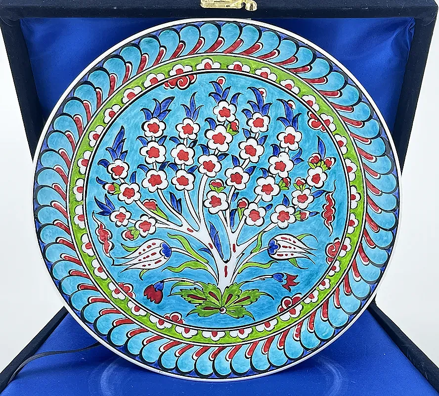 Yaşamın Sonsuzluğu: Turkuaz Zeminli Hayat Ağacı Motifli 25 cm İznik Çini Tabak - 1