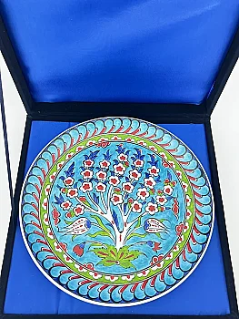 Yaşamın Sonsuzluğu: Turkuaz Zeminli Hayat Ağacı Motifli 25 cm İznik Çini Tabak - 3