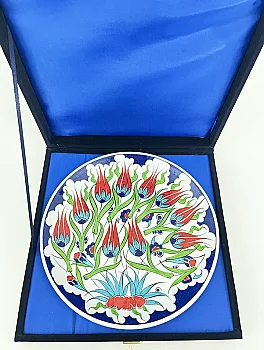 Yeni İş ve Tebrik Hediyesi, Kırmızı Lale Bahçesi Motifli 25 cm İznik Çini Tabak - 3
