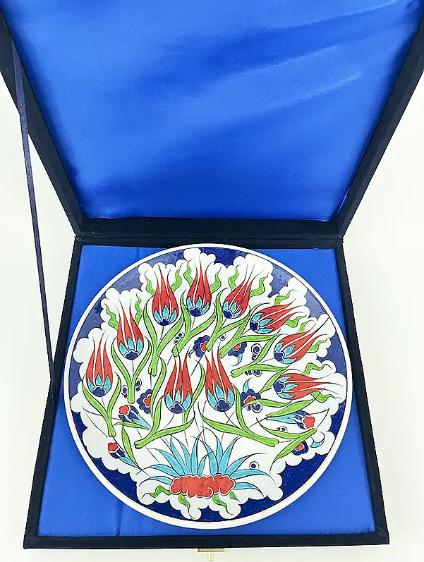 Yeni İş ve Tebrik Hediyesi, Kırmızı Lale Bahçesi Motifli 25 cm İznik Çini Tabak - 3