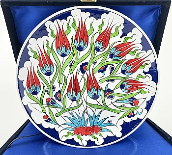 Yeni İş ve Tebrik Hediyesi, Kırmızı Lale Bahçesi Motifli 25 cm İznik Çini Tabak - 1