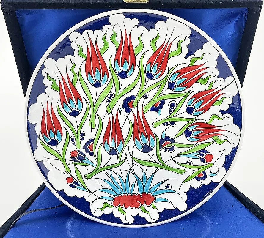 Yeni İş ve Tebrik Hediyesi, Kırmızı Lale Bahçesi Motifli 25 cm İznik Çini Tabak - 1